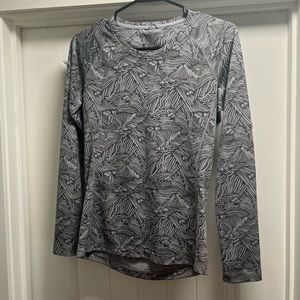 Patagonia Small Women’s Capilene Midweight crew salt grey